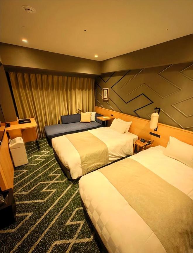 现！坐地起价一天降价8次也没人住？冰球突破技巧国庆第一批血亏的老板出(图4)