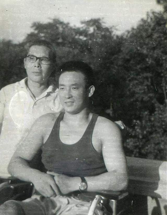 队友失去双脚却因祸得福感动了一个女孩冰球突破正规网站1975年夏伯渝为救(图4)