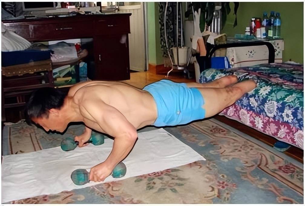 队友失去双脚却因祸得福感动了一个女孩冰球突破正规网站1975年夏伯渝为救(图3)