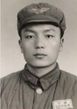 队友失去双脚却因祸得福感动了一个女孩冰球突破正规网站1975年夏伯渝为救(图7)