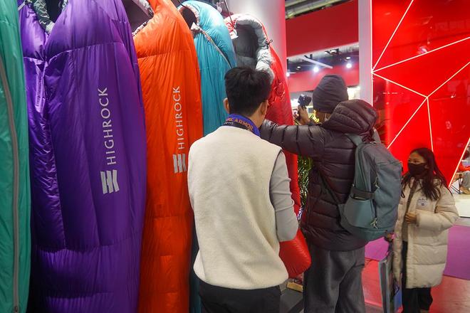 26现场观察：天石鹅铠甲全线装备实拍与体验冰球突破技巧ISPO Beijing 20(图10)