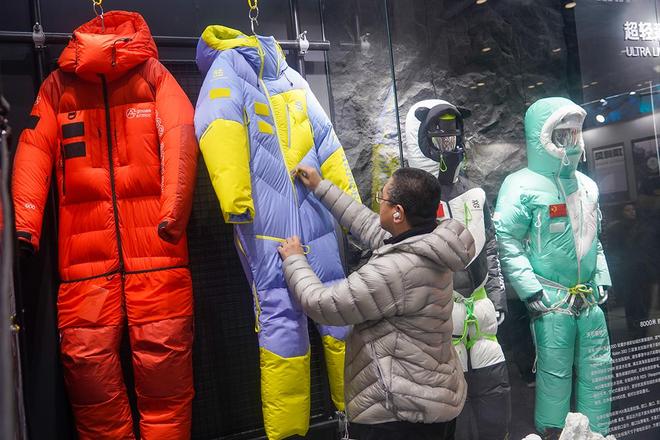 26现场观察：天石鹅铠甲全线装备实拍与体验冰球突破技巧ISPO Beijing 20(图7)