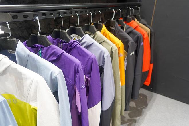 26现场观察：天石鹅铠甲全线装备实拍与体验冰球突破技巧ISPO Beijing 20(图26)